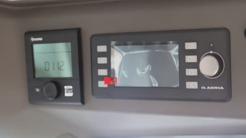 Roadhouse camperverhuur naam Surfer House – New Adria Mobil 2023 bus camper