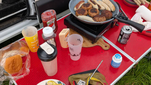 McHaggis – Stealth camper met 5 zitplaatsen en SUP's voor het verkennen van Schotland