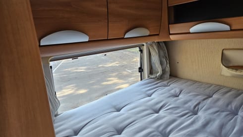 Hymer B700 per 4 persone, integrato da Mercedes del 2005, cambio automatico, patente di guida B o C