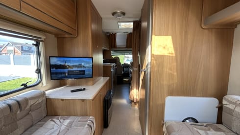 Jeffy – Jeffy – Low-Mileage, Fully Stocked Motorhome, Sleeps 6 Including Insurance!