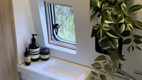 Vini  – Prachtige jonge luxe 4-persoons buscamper met airco