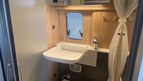 Hymer Grand Canyon mit aufklappbarem Dach für 4 Personen