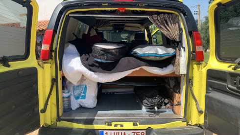 Crazy Yellow Chevy Van per andare tutti "Off Grid".