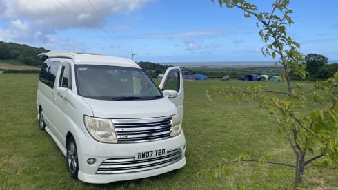 Jiggleypuff – Nissan campervan uit 2007 met 3 slaapplaatsen (klein gezin).