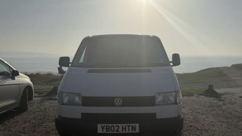 Readers (ready for anything) – 2 berth Volkswagen campervan from 2002