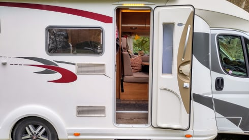 Very comfortable 3 p offgrid camper Eura Mobil