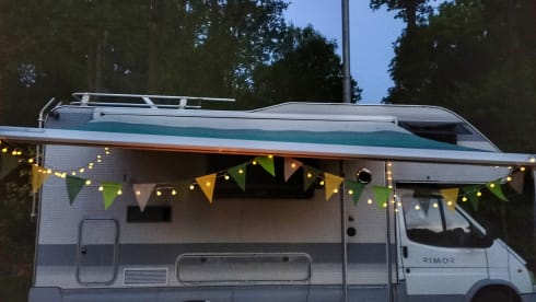 Atmospheric 5-person camper including bedding