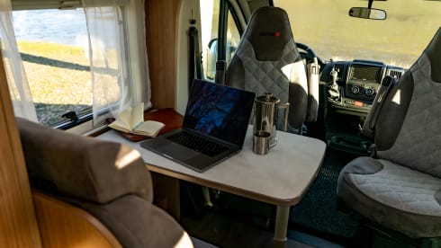 Carado V337 camper van (e-bike lift / trailer hitch)