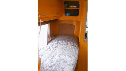 Pilote Explorateur 713 – Spacious and neat 4 person camper with 2 single beds and a 2-person pull-down bed.