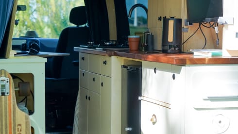 Eli – Luxuriöser autarker Camper – Warmwasser & Außendusche