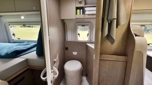 Matty – Gloednieuwe carado CV640 camperbus