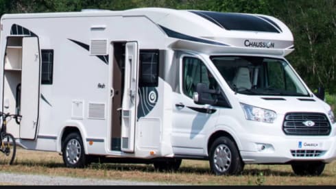 Bubble on wheels: child-friendly with a lift bunk bed or spacious luxury for 2!