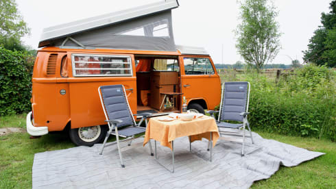 Lady Orange – Volkswagen Camperbus from 1974 (4 pers)