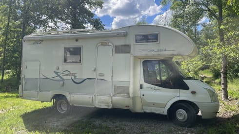 Camper spazioso e accessoriato per viaggi indimenticabili 