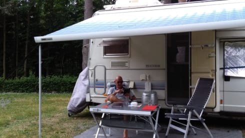 Robert 💕 – Cozy camper for 4 people. with engine block from 2014!