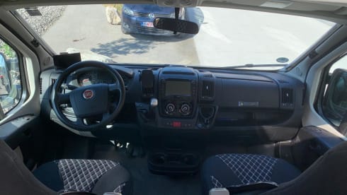 CaRo – 4p Pilote bus from 2018 (2 to 3 people)