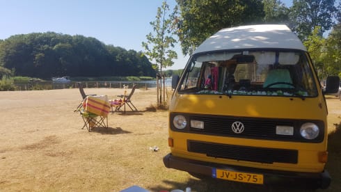 CHICO – cozy, neat, canary yellow oldtimer VW T3 for rent!