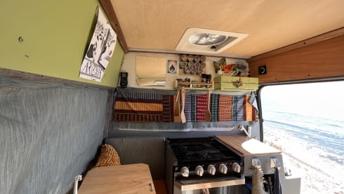 Komeet – Adventurous Mercedes Sprinter for rent!