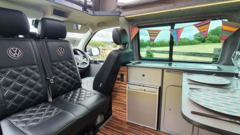 VW Campervan, Fully fitted, Sleeps 4, bedding & accessories included