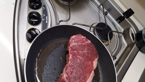 Découvrez notre camping-car McLouis luxueux et pratique - idéal pour les familles !