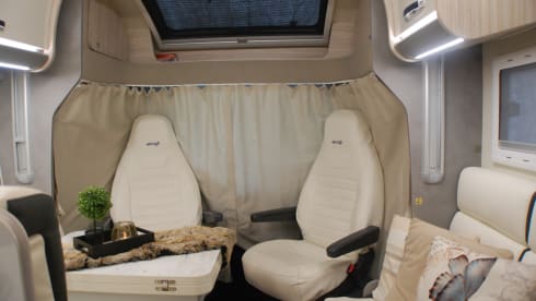 MOOIE CAMPER – > Almost new, Luxury, Complete, Camper for 2-4p