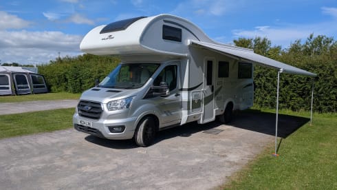 Bee – Favoloso camper spazioso con sei posti letto e cinque cinture di sicurezza 
