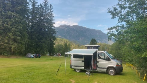 Fine self-build Opel Movano bus