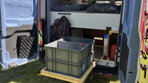 Rocco – Welkom in Rocco, onze rood zwarte Ford Transit Camperbus