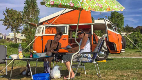 Dora – Ga op vakantie met onze oranje Volkswagen camper busje Dora