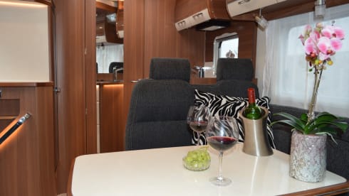 10 LMC T732 – Camper (2020) manual for 2 people