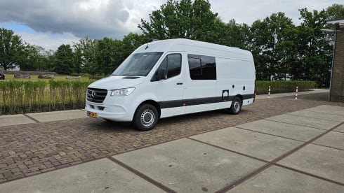 Madrid – Sprinter XXL a wonderful compact camper with lots of space!