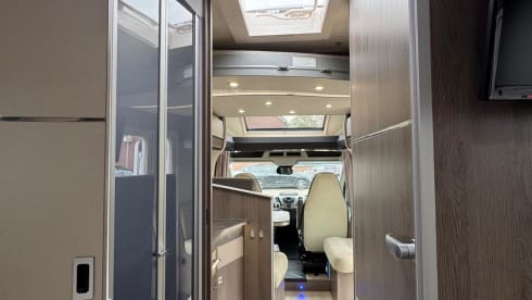 Chausson 758 – 5-person luxury camper with barbecue and outdoor shower 