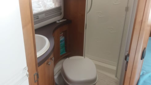 Let op!!! Prijs is inclusief dagverzekering goboony! – Beautiful camper for rent! With a fixed bed and fully furnished!