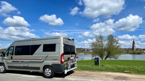 Very luxurious camper, 5.99 m, automatic, 2 length beds