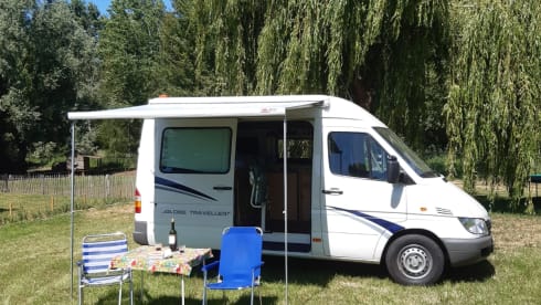 Barry Klasbak – Compact, cozy and maintained Mercedes Sprinter for 2 (tall) people