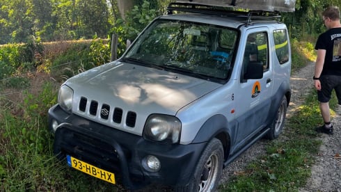 Vivi l'avventura con questa Suzuki Jimny dotata di tenda da tetto!