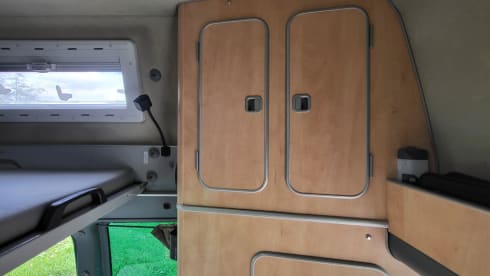 Nuggie – 4-5 seater 2008 Ford Nugget with high roof 