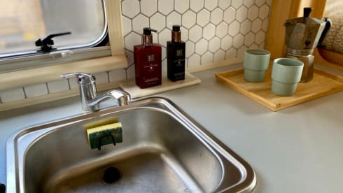 Ons Suzy – 6p Elnagh alcove family camper