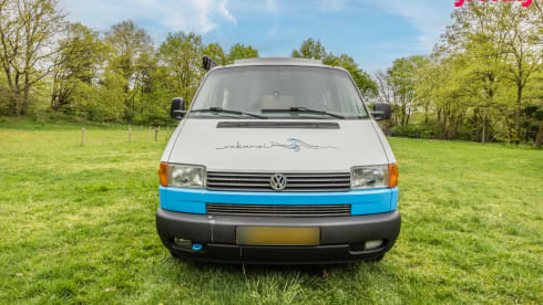 Waves – 2p Volkswagen campervan from 2000