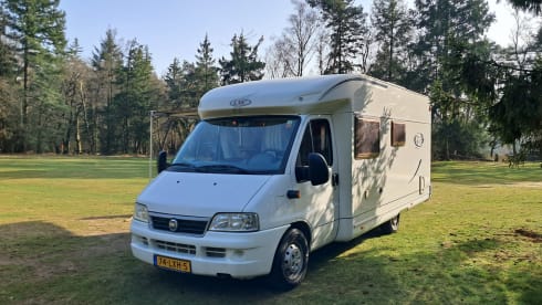 Cozy, fully equipped 4-person semi-integrated camper.