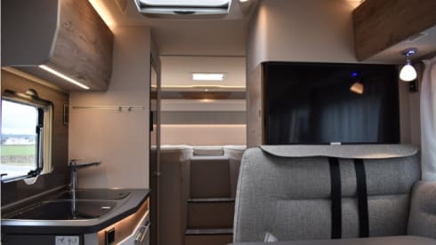 Very nice 4-6p Hymer integrated from 2021