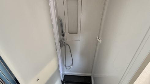 Full House – Dethleffs 4-person campervan, full-option from 2026