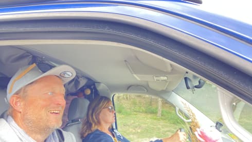 Bommeltje VW T5 met extra ruime leefruimte door verlengde versie. Uniek in de verhuur!  – VW T5 extended version with large lifting roof  