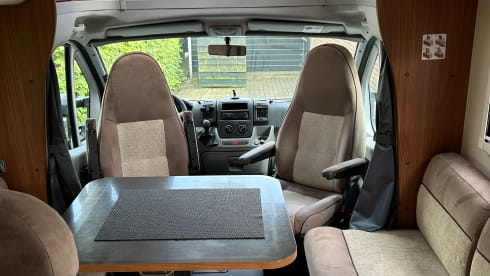 4p Adria Matrix M680SP semi-integrated from 2010