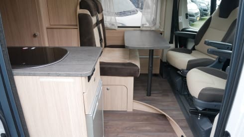 RoadCar (Pössl) 640, 2 slaap- 4 zitplaatsen, Lengtebedden, Busbiker