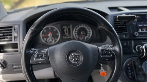 VW T5, luxury Two-Tone from 2015, new installation, automatic, many extras