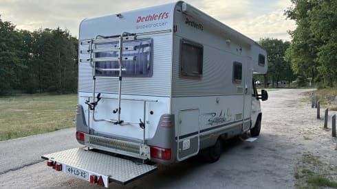 Lovely and practical Dethleffs camper for 2 to 5 people. 