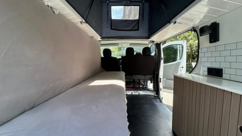 2p Renault campervan uit 2011