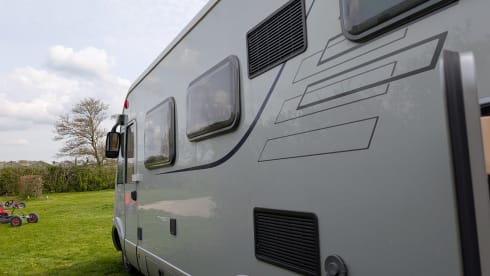Goed uitgeruste 4 persoons Hymer met airco – 4-person Hymer integrated from 2008
