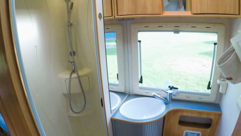 Gezellige en complete – 5-person Adria Mobil alcove > (electric) bicycles inside the garage